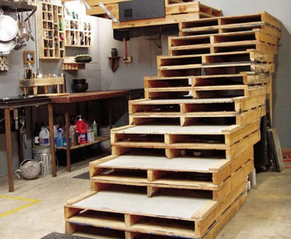 Wooden Pallet Staircase Primitive Decorating Idea,