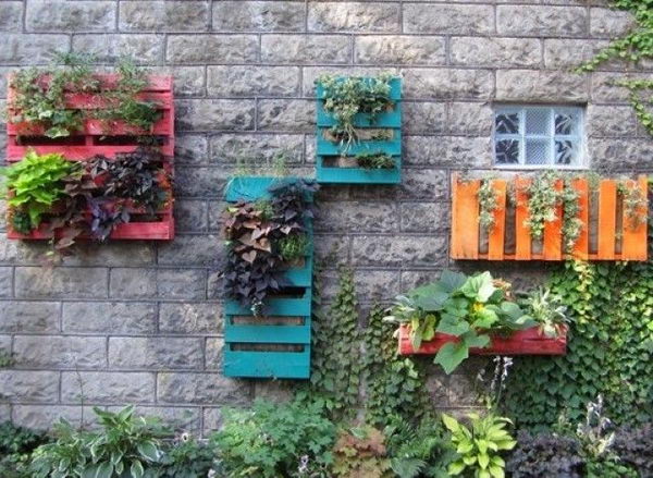 Old Pallets Wall Garden Primitive Decorating Idea, 