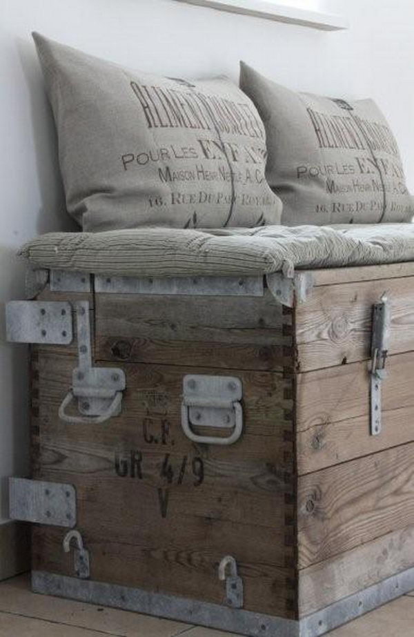 Wooden Trunk Bench Primitive Decorating Idea,