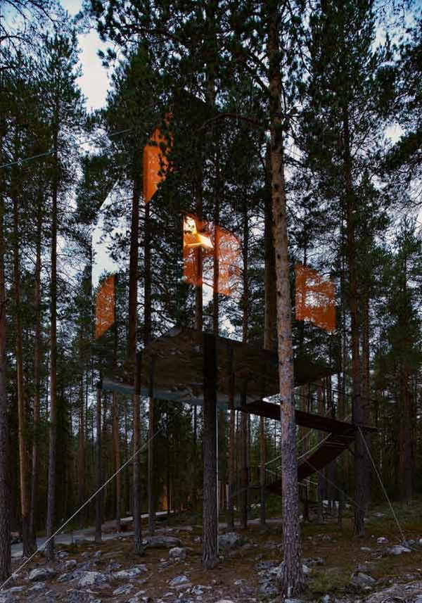 Mirrorcube Tree House Hotel in Sweden. Seen blending in by its reflection of the trees around, the mirrorcube provides a room of glass nearly invisible to the human eye.