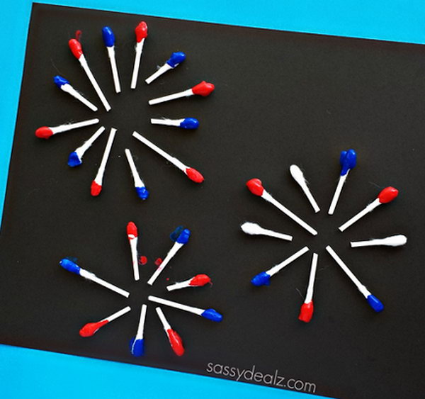 Q Tip Fireworks Craft for Kids. Sort the painted q tips on a piece of black paper to look like fireworks. a great art project for the 4th of July or Memorial Day. 