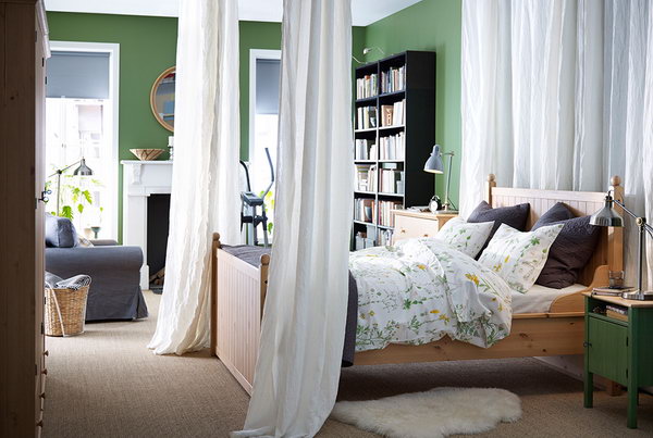 The combination of green and white in the bedroom design can always gives us the feeling of freshness and show off the natural beauty. 