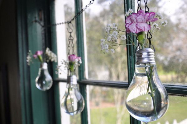 As usual, the burnt out lightbulbs will be thrown away and become a pile of trash. But here, I will give you a brilliant way to breathe a new life of your burnt out bulbs.You can change the light bulb into a hanging vase filled with wildflowers. 