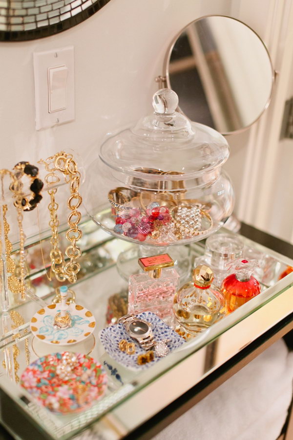Mirrored Tray. This pretty jewelry display with the mirrored tray looks so luxurious and gorgeous. Do you want to own one at your bedroom? 