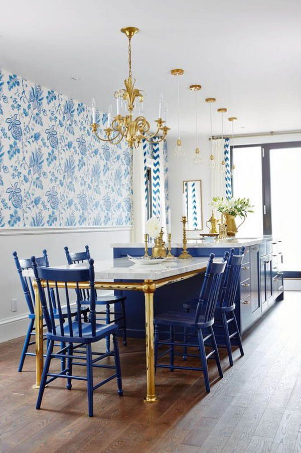 Royal Blue, Gold, and White color combination. What a fresh and beautiful kitchen. The designer is the master of using colours. Love the brass of the table feet and the lanterns, they add so much character and warmth to the space. Also love the wallpaper. 