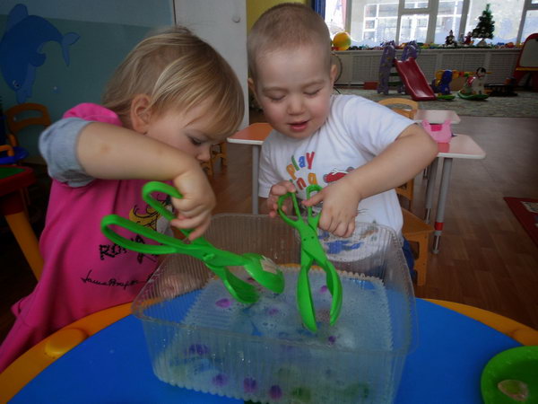 Water play treasure hunt. Simply put some colored stones in the basin, then look for the treasure with lovely cute shovels. 