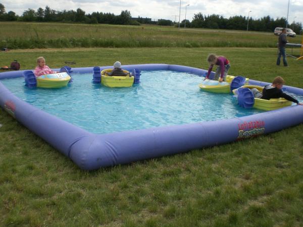 Paddle pool. This great paddle pool gives the children great fun of boats sailing and it's very safe since the water level is about 25cm. You need a flat area of 7x8 m for the pool and about 50 square meters of water in the pool. 