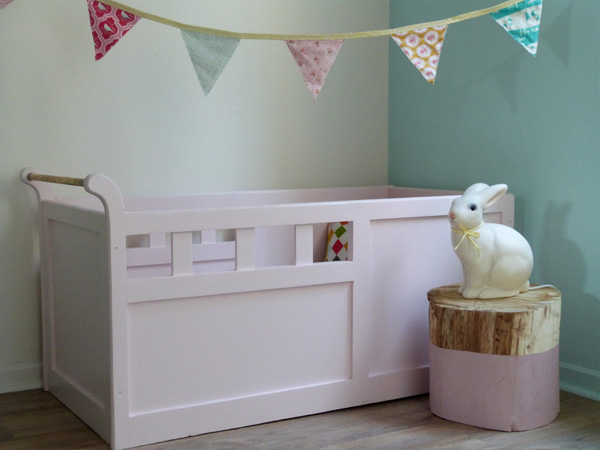 DIY Dipped Tree Trunk Table for Baby Room. Get the tutorial  