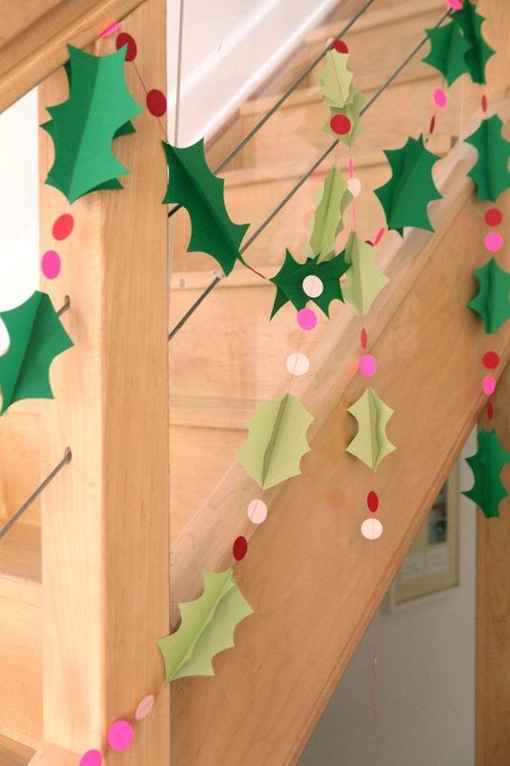 DIY Paper Christmas Holly Garland With Polka Dots. 