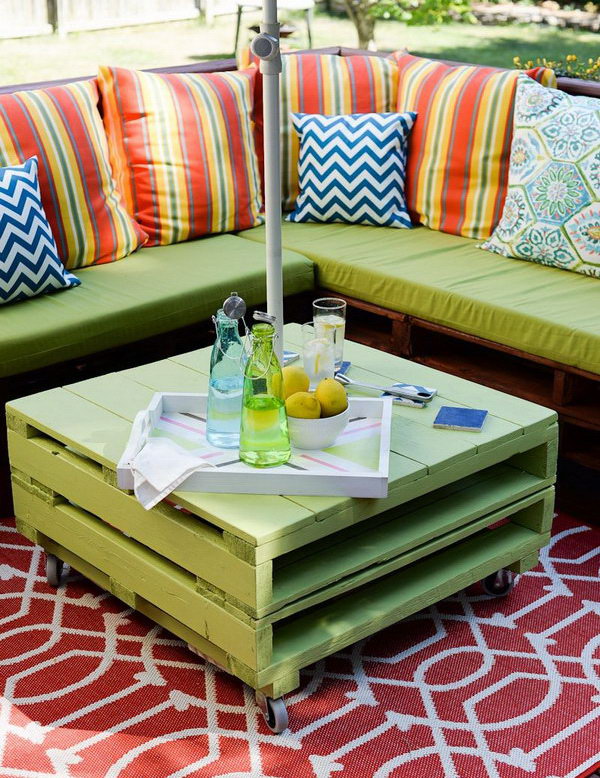 DIY Pallet Side Table. Get the tutorial 