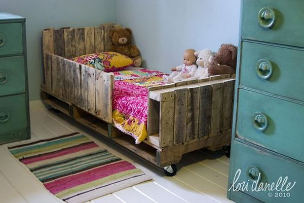 DIY Toddler Pallet Bed. Get the tutorial  