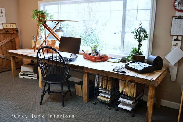 DIY Pallet Farm Table.  See the tutorial 