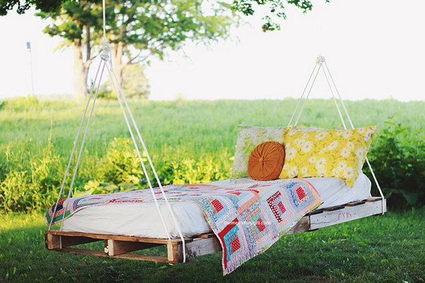 DIY Pallet Swing Bed.  Get the tutorial 