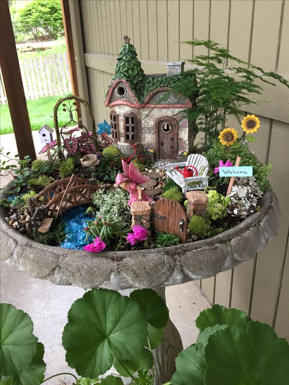 Bird Bath Fairy Garden. 